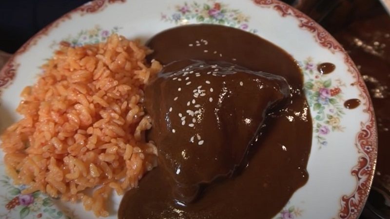 Receta de salsa de mole mexicano preparado en USA