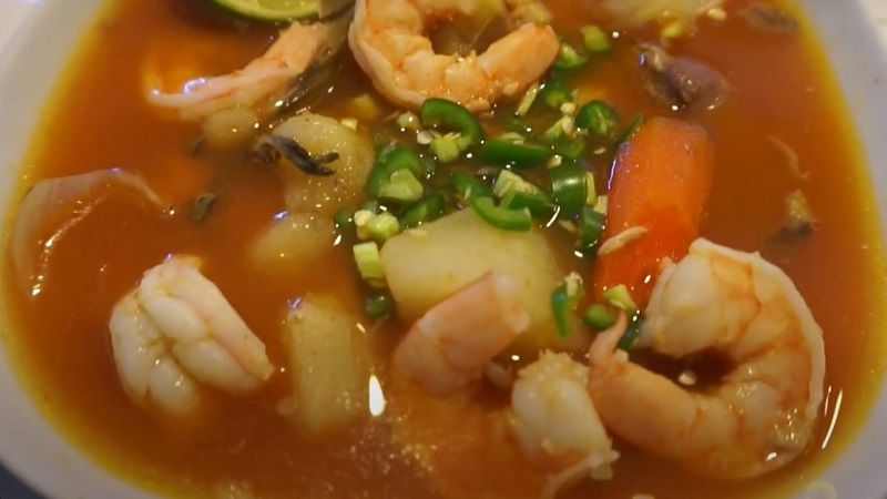 Receta de sopa de pescado y camarón mexicana